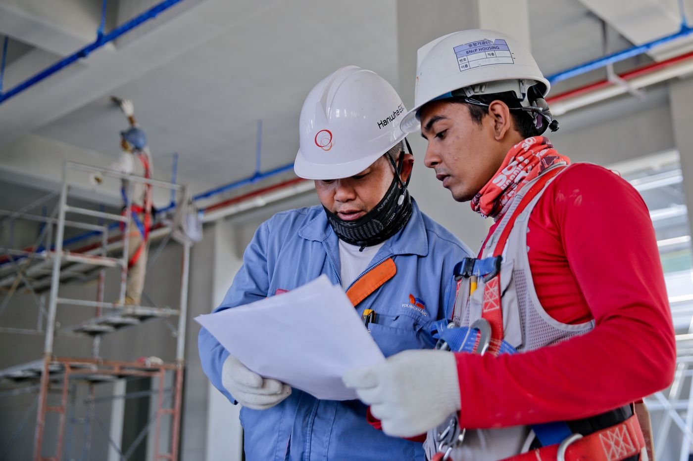 Equipo técnico revisando planos en obra