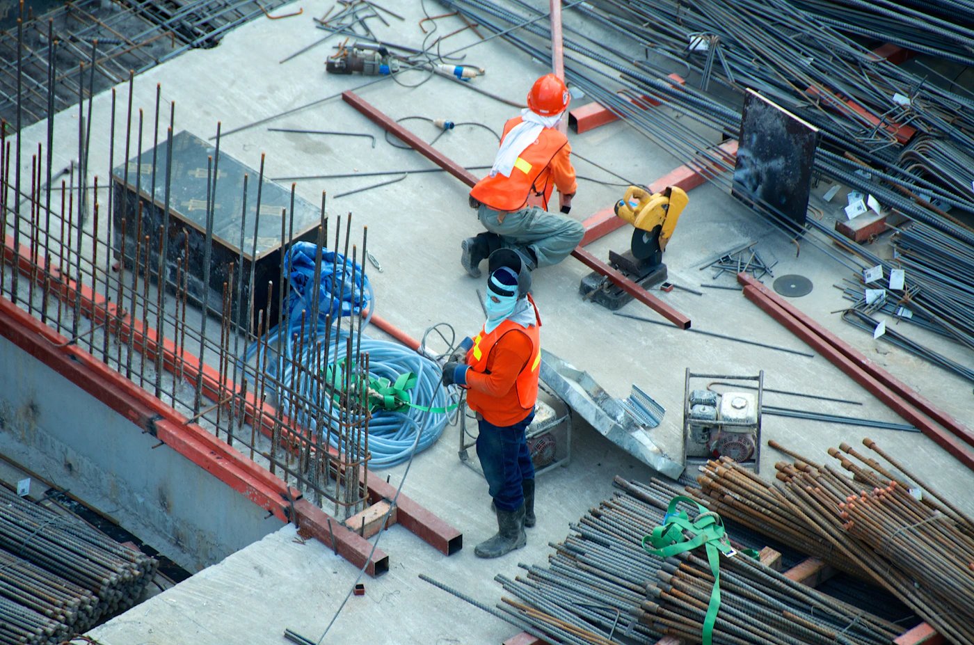 Equipo de obra trabajando en conjunto