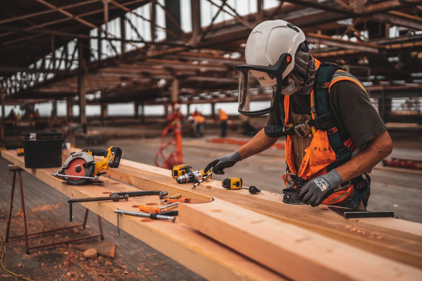 Trabajo en obra con casco, arnés y elementos de protección